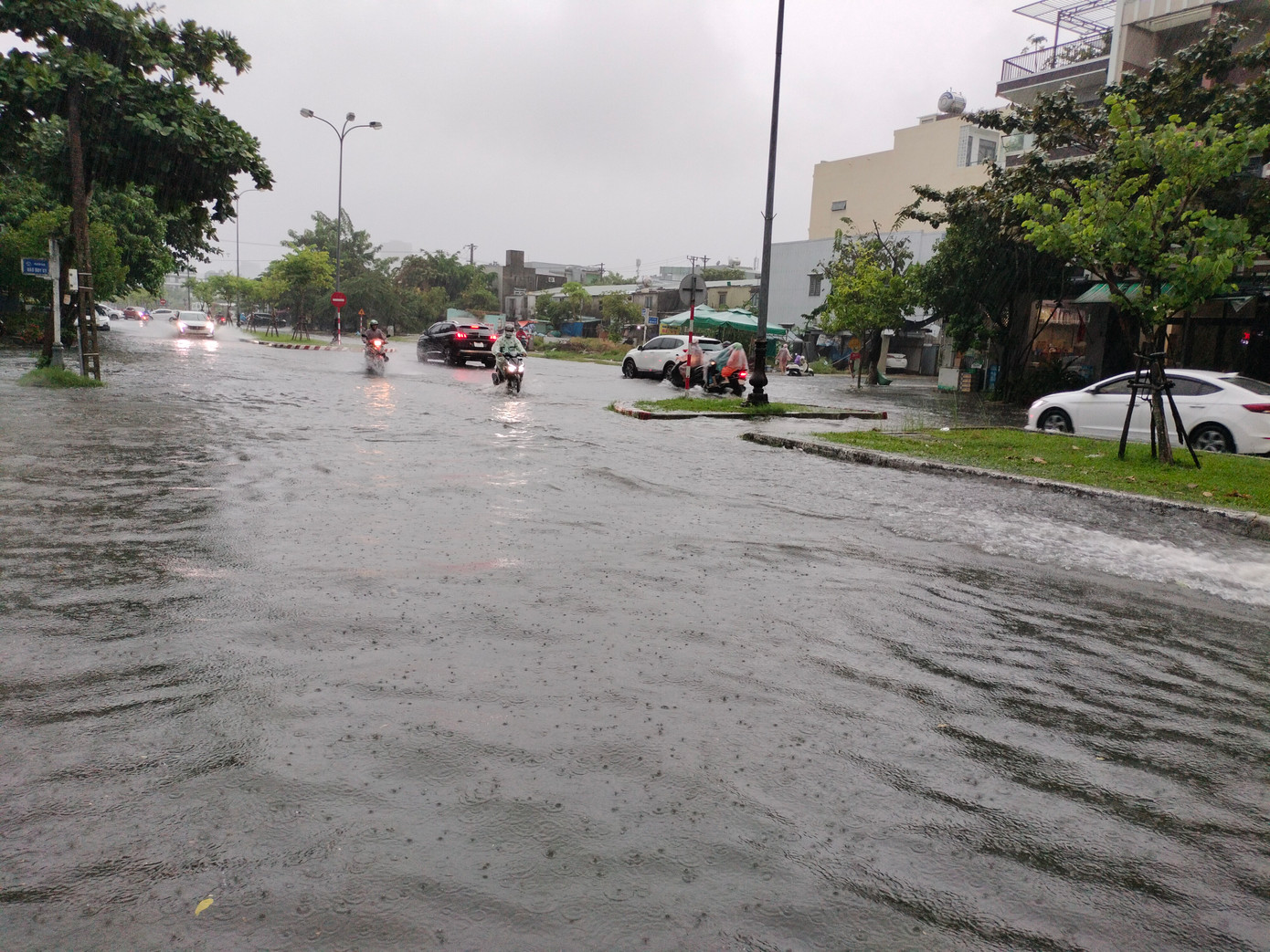 Áp thấp nhiệt đới đang mạnh lên thành bão trên Biển Đông dự báo sẽ còn diễn biến rất phức tạp.