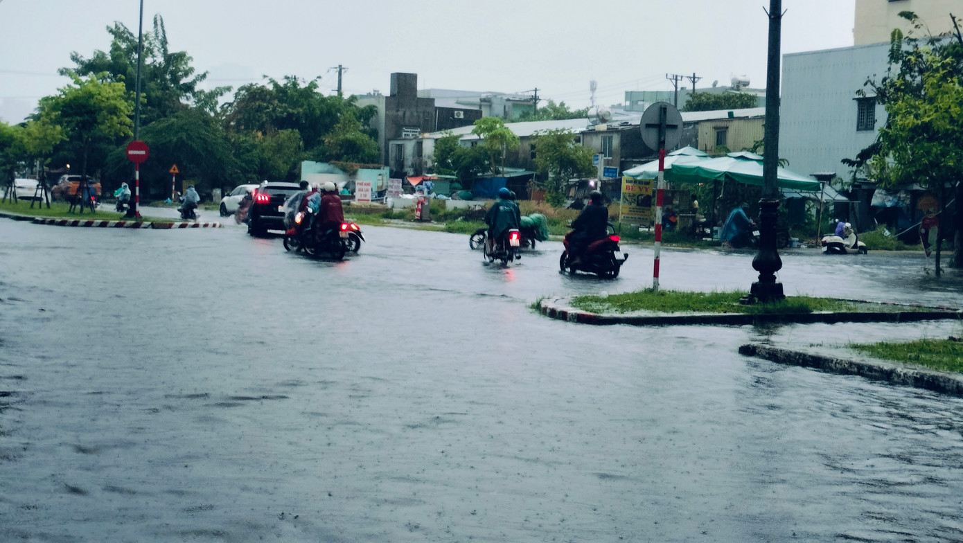 Nhiều người dân đi xe bất lực tìm chỗ cao nhìn nước mênh mông các ngả đường.