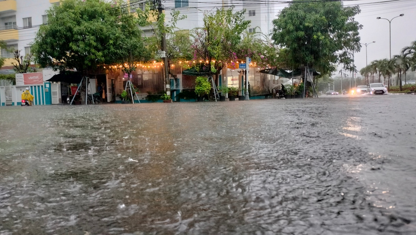 Theo dự báo, từ ngày 18/9 đến hết ngày 20/9 tại các tỉnh, thành trên khu vực Trung Trung Bộ sẽ xảy ra một đợt mưa lớn trên diện rộng. Tổng lượng mưa từ đêm 18/9 đến hết ngày 20/9 được dự báo phổ biến tại các tỉnh từ Quảng Bình đến Thừa Thiên - Huế từ 100-250mm, có nơi trên 300mm. Các tỉnh, thành từ Đà Nẵng đến Quảng Ngãi phổ biến 80-150mm, có nơi trên 200mm.