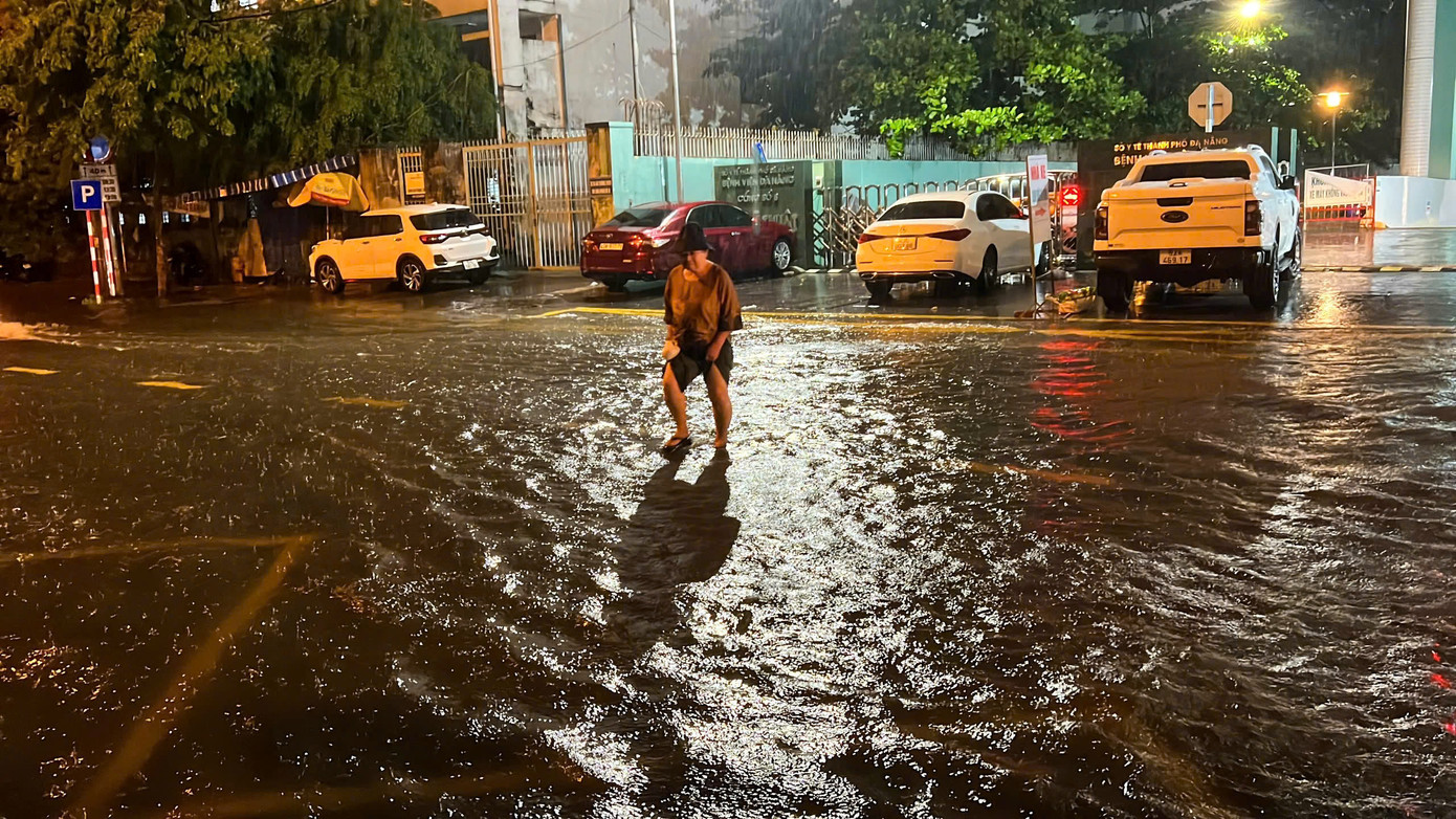 Các lực lượng vũ trang, UBND các quận, huyện, các sở, ngành của thành phố đã được yêu cầu kiểm tra, rà soát các khu vực có nguy cơ cao xảy ra sạt lở đất đá, đồi núi, lũ quét, ngập lụt, chủ động có giải pháp bảo đảm an toàn người và tài sản; sẵn sàng lực lượng, phương tiện tại các khu vực trọng điểm để kịp thời hỗ trợ người dân sơ tán, cứu hộ, cứu nạn và xử lý các tình huống do mưa lớn, ngập lụt, sạt lở... có thể xảy ra. Các lực lượng vũ trang, UBND các quận, huyện, các sở, ngành của thành phố đã được yêu cầu kiểm tra, rà soát các khu vực có nguy cơ cao xảy ra sạt lở đất đá, đồi núi, lũ quét, ngập lụt, chủ động có giải pháp bảo đảm an toàn người và tài sản; sẵn sàng lực lượng, phương tiện tại các khu vực trọng điểm để kịp thời hỗ trợ người dân sơ tán, cứu hộ, cứu nạn và xử lý các tình huống do mưa lớn, ngập lụt, sạt lở... có thể xảy ra.