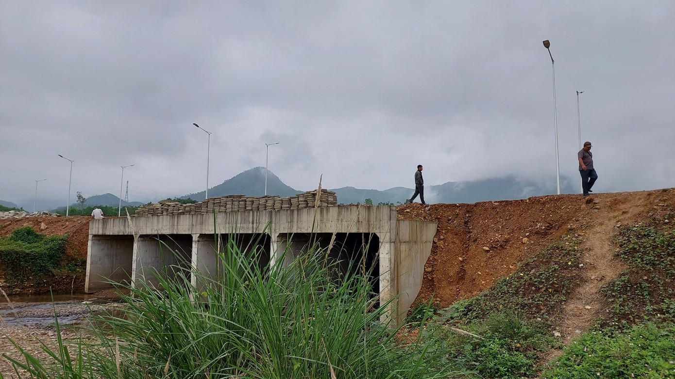 Quá trình thi công tuyến đường qua địa bàn xã Hòa Ninh chậm gây ảnh hưởng lớn đến sản xuất và cuộc sống của nhiều hộ dân. Quá trình thi công tuyến đường qua địa bàn xã Hòa Ninh chậm gây ảnh hưởng lớn đến sản xuất và cuộc sống của nhiều hộ dân.