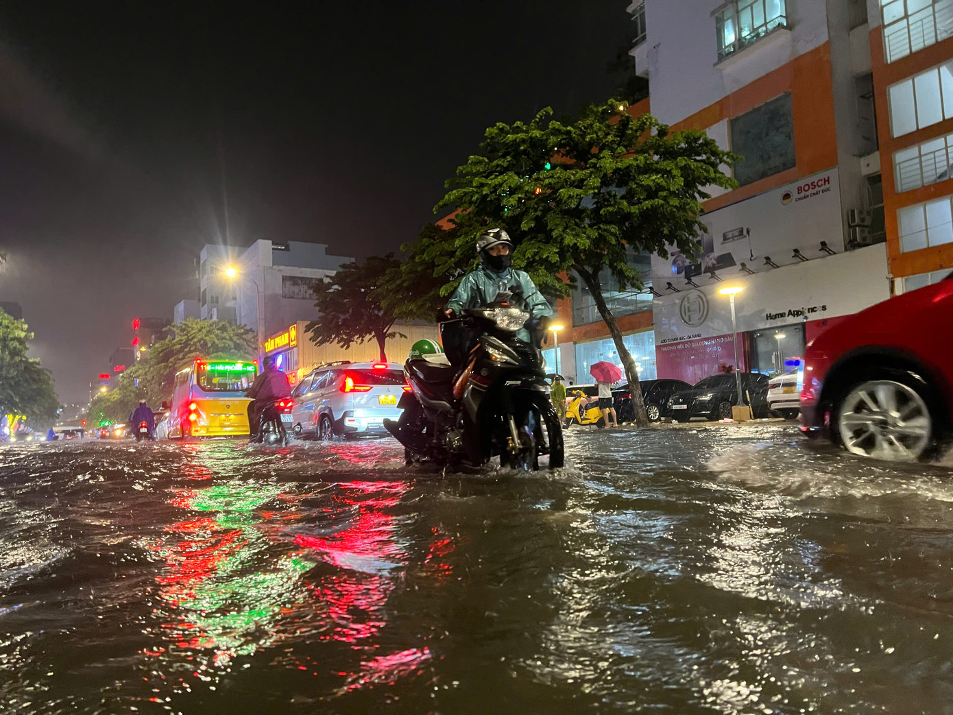 Người dân di chuyển khó khăn, xe chết máy tại các đoạn đường ngập. Người dân di chuyển khó khăn, xe chết máy tại các đoạn đường ngập.