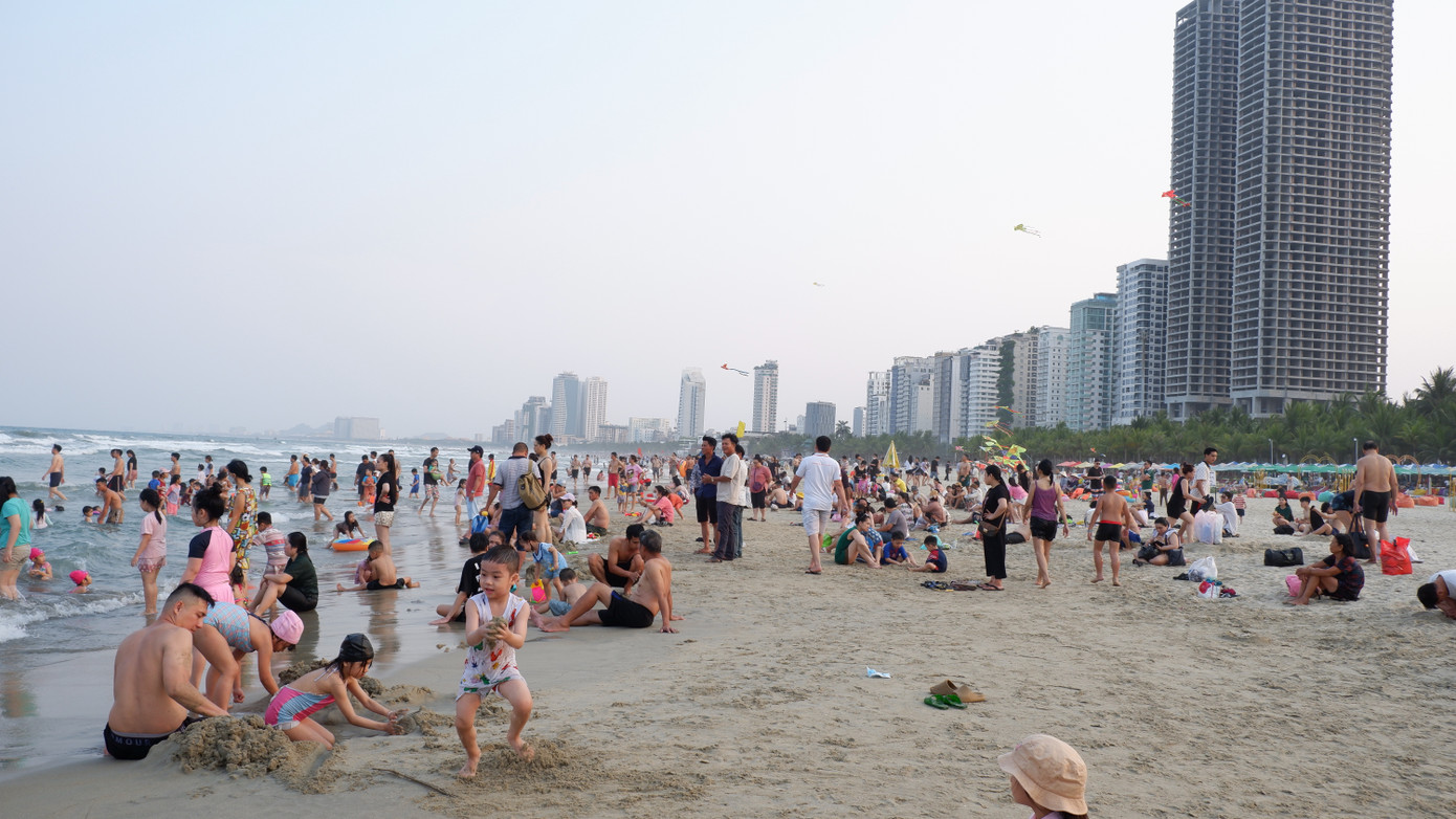 Theo ghi nhận, những ngày qua Đà Nẵng thời tiết nắng nóng khá gay gắt. Nền nhiệt ngoài trời có khi lên đến trên 40 độ C. Nắng nóng gay gắt, nên các bãi tắm ở biển Đà Nẵng là địa điểm thu hút người dân và du khách những ngày cuối tuần.