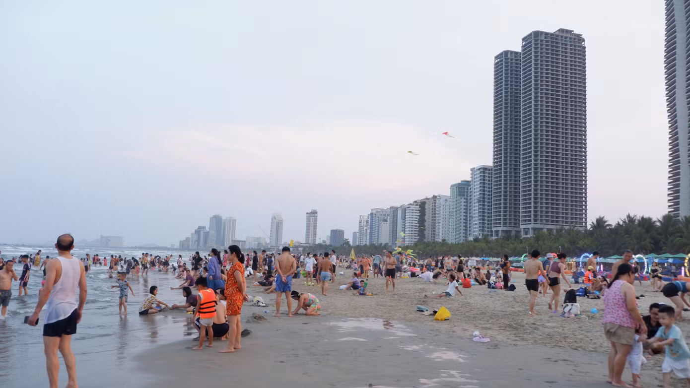 Khu vực bãi tắm đối diện công viên Biển Đông kín người.