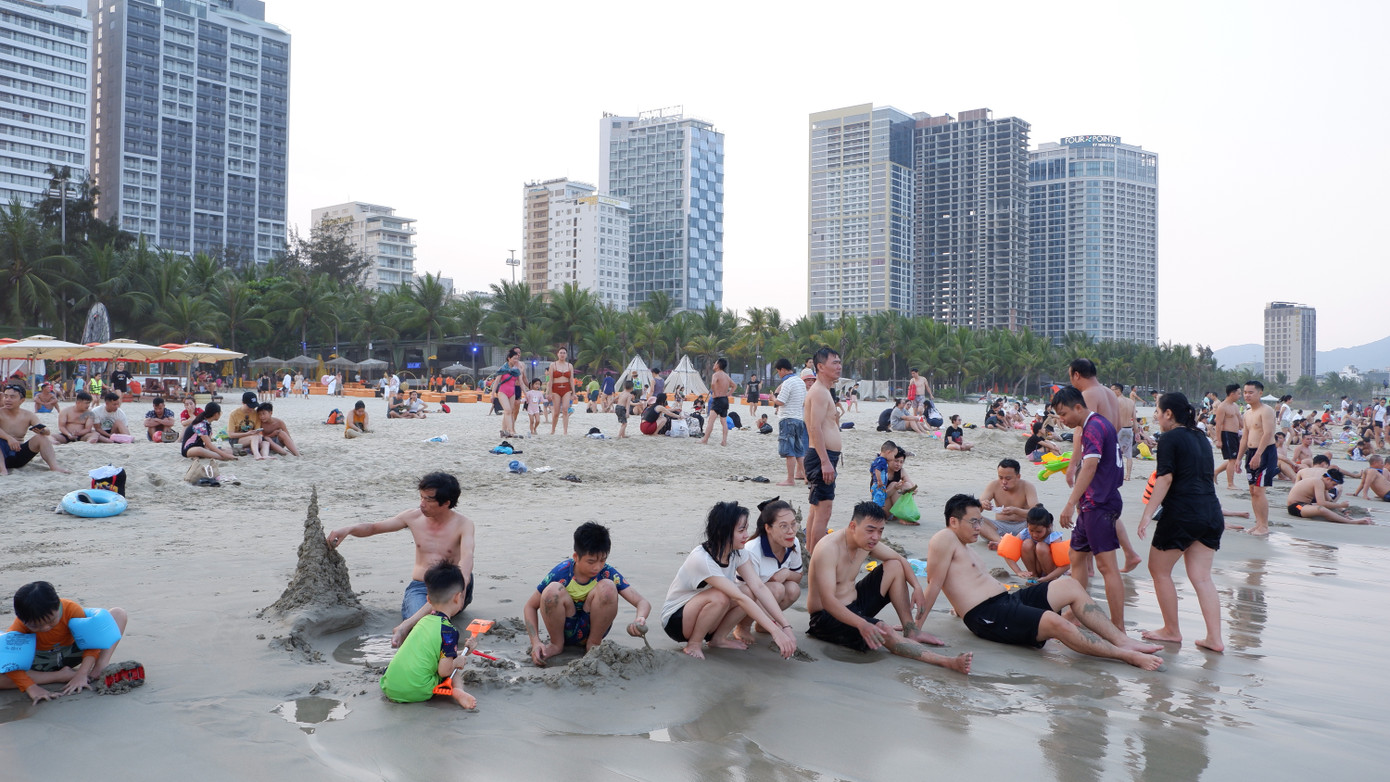 Theo ghi nhận, những ngày qua Đà Nẵng thời tiết nắng nóng khá gay gắt. Nền nhiệt ngoài trời có khi lên đến trên 40 độ C. Nắng nóng gay gắt, nên các bãi tắm ở biển Đà Nẵng là địa điểm thu hút người dân và du khách những ngày cuối tuần.