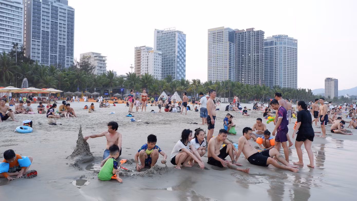 Theo ghi nhận, những ngày qua Đà Nẵng thời tiết nắng nóng khá gay gắt. Nền nhiệt ngoài trời có khi lên đến trên 40 độ C. Nắng nóng gay gắt, nên các bãi tắm ở biển Đà Nẵng là địa điểm thu hút người dân và du khách những ngày cuối tuần.