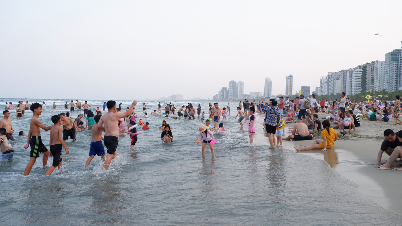 Theo ghi nhận, những ngày qua Đà Nẵng thời tiết nắng nóng khá gay gắt. Nền nhiệt ngoài trời có khi lên đến trên 40 độ C. Nắng nóng gay gắt, nên các bãi tắm ở biển Đà Nẵng là địa điểm thu hút người dân và du khách những ngày cuối tuần.