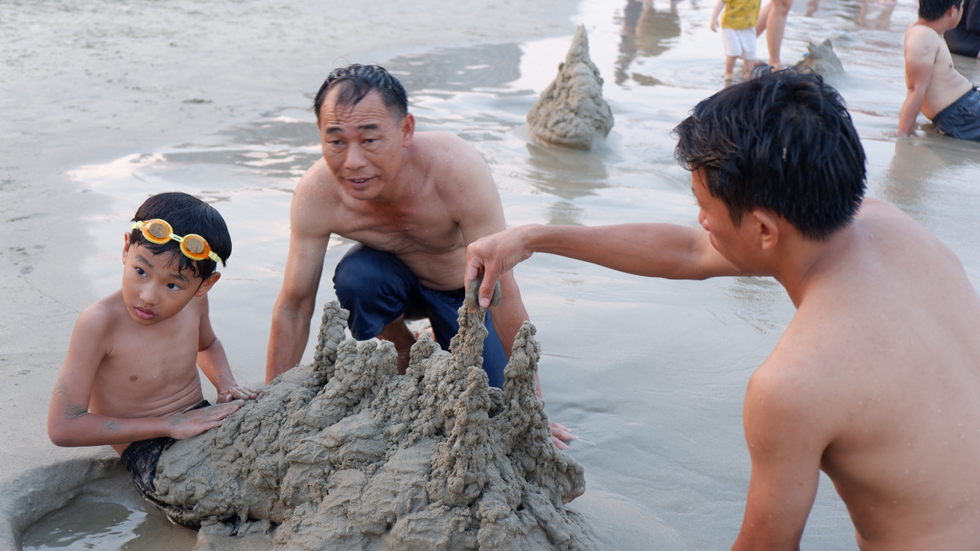 Các gia đình, trẻ nhỏ cùng vui chơi trên bãi biển sạch mịn.