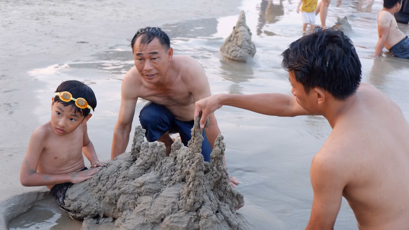 Các gia đình, trẻ nhỏ cùng vui chơi trên bãi biển sạch mịn.