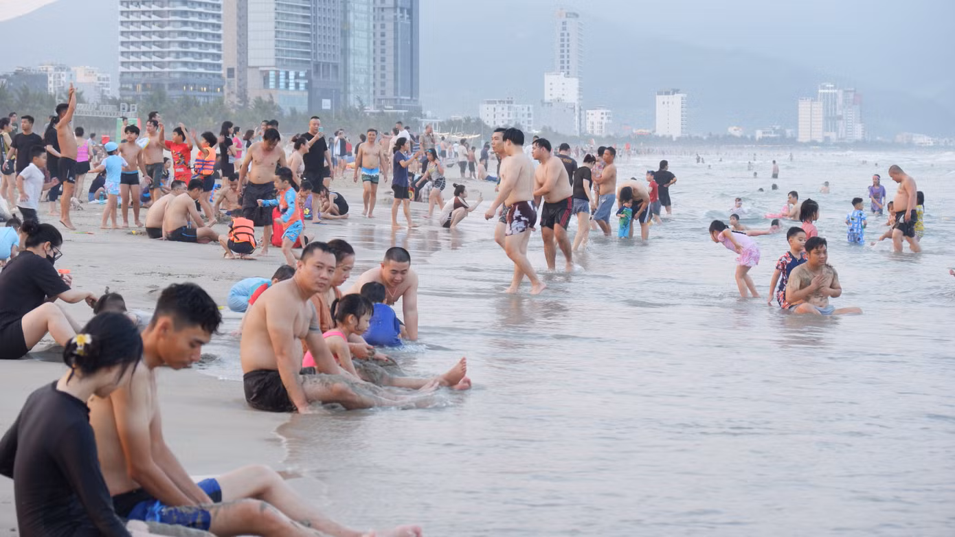 Khu vực bãi tắm ở bãi biển Mân Thái (quận Sơn Trà) kín người.