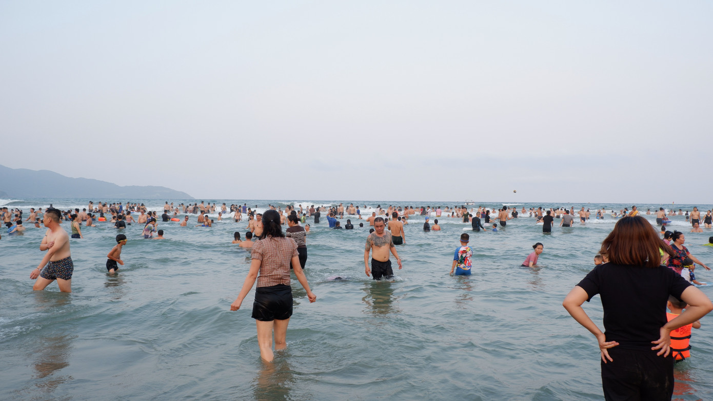 Theo ghi nhận, những ngày qua Đà Nẵng thời tiết nắng nóng khá gay gắt. Nền nhiệt ngoài trời có khi lên đến trên 40 độ C. Nắng nóng gay gắt, nên các bãi tắm ở biển Đà Nẵng là địa điểm thu hút người dân và du khách những ngày cuối tuần.