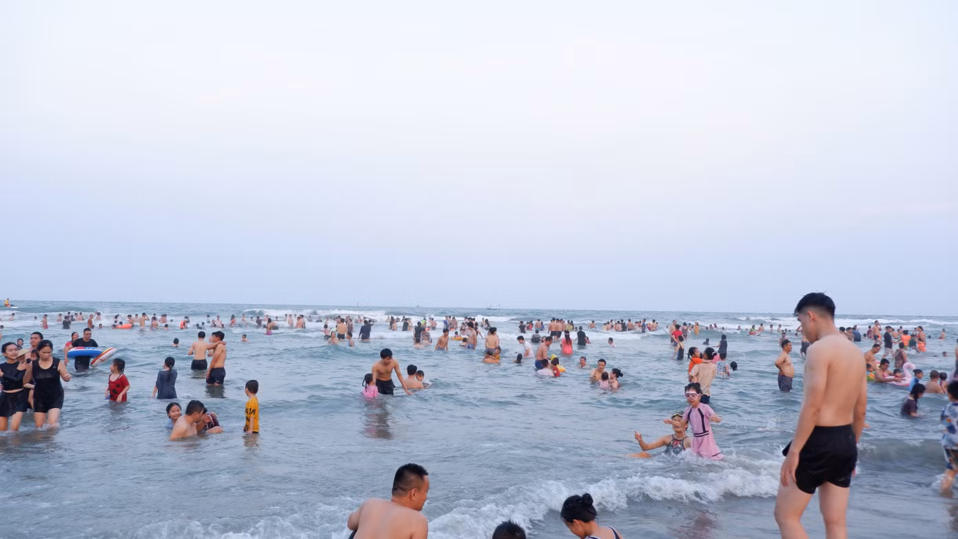 Bãi biển số 2 chật kín người tắm trong chiều ngày 21/4. Nhiều người dân ở xa cũng kéo về các bãi tắm để vui chơi, tắm biển cuối tuần.
