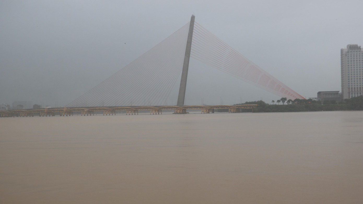 Mực nước sông Hàn dâng cao.