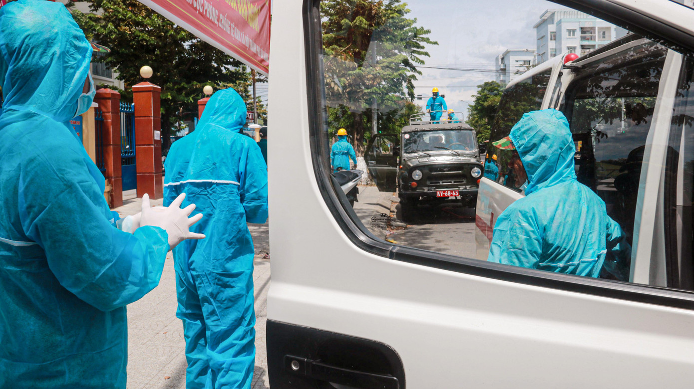 Các cán bộ, chiến sĩ được bảo hộ cận thận trước khi lên xe làm nhiệm vụ phun khử khuẩn.