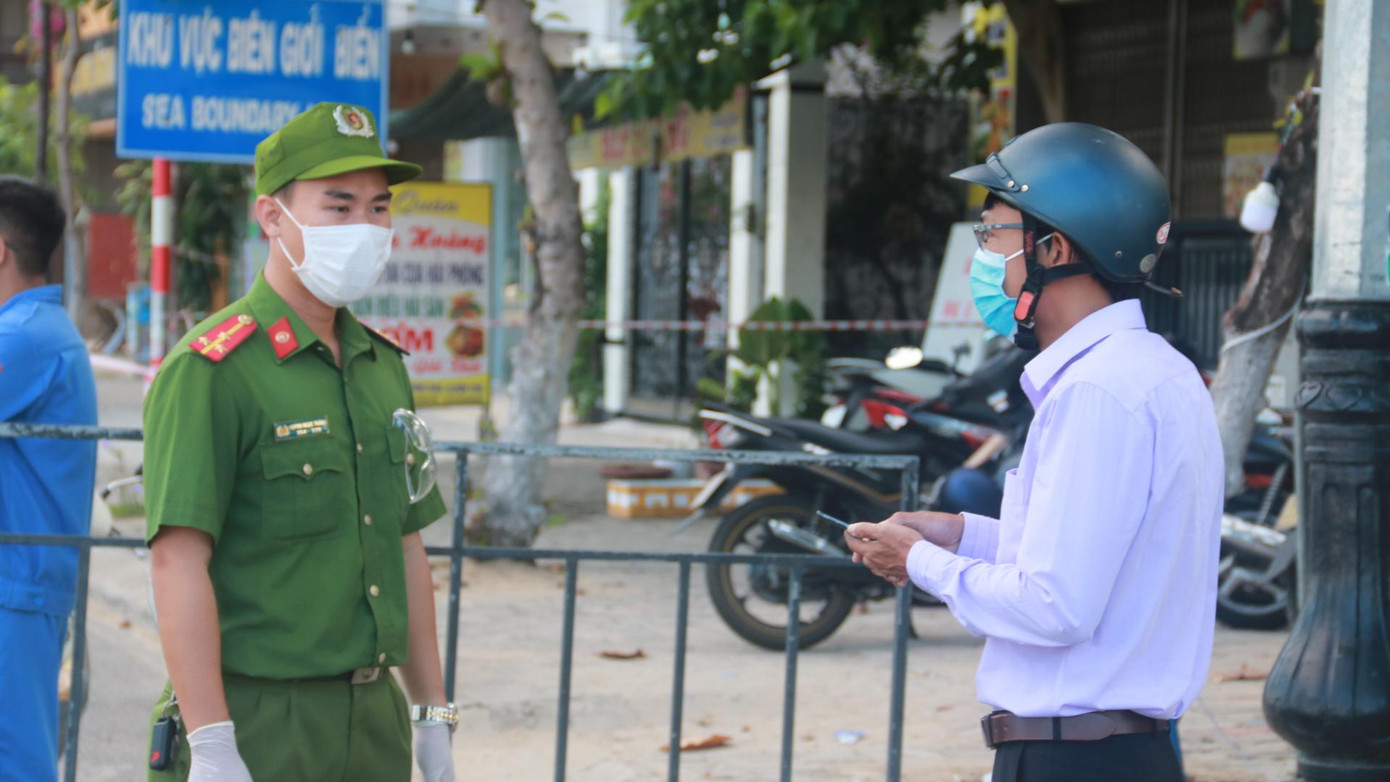 Các cơ quan, doanh nghiệp có 4 tiếng đồng hồ (từ 5h đến 9h ngày 26/8) để giao ca, đổi lao động sau đó tiếp tục thực hiện nghiêm quyết định phong tỏa của TP.