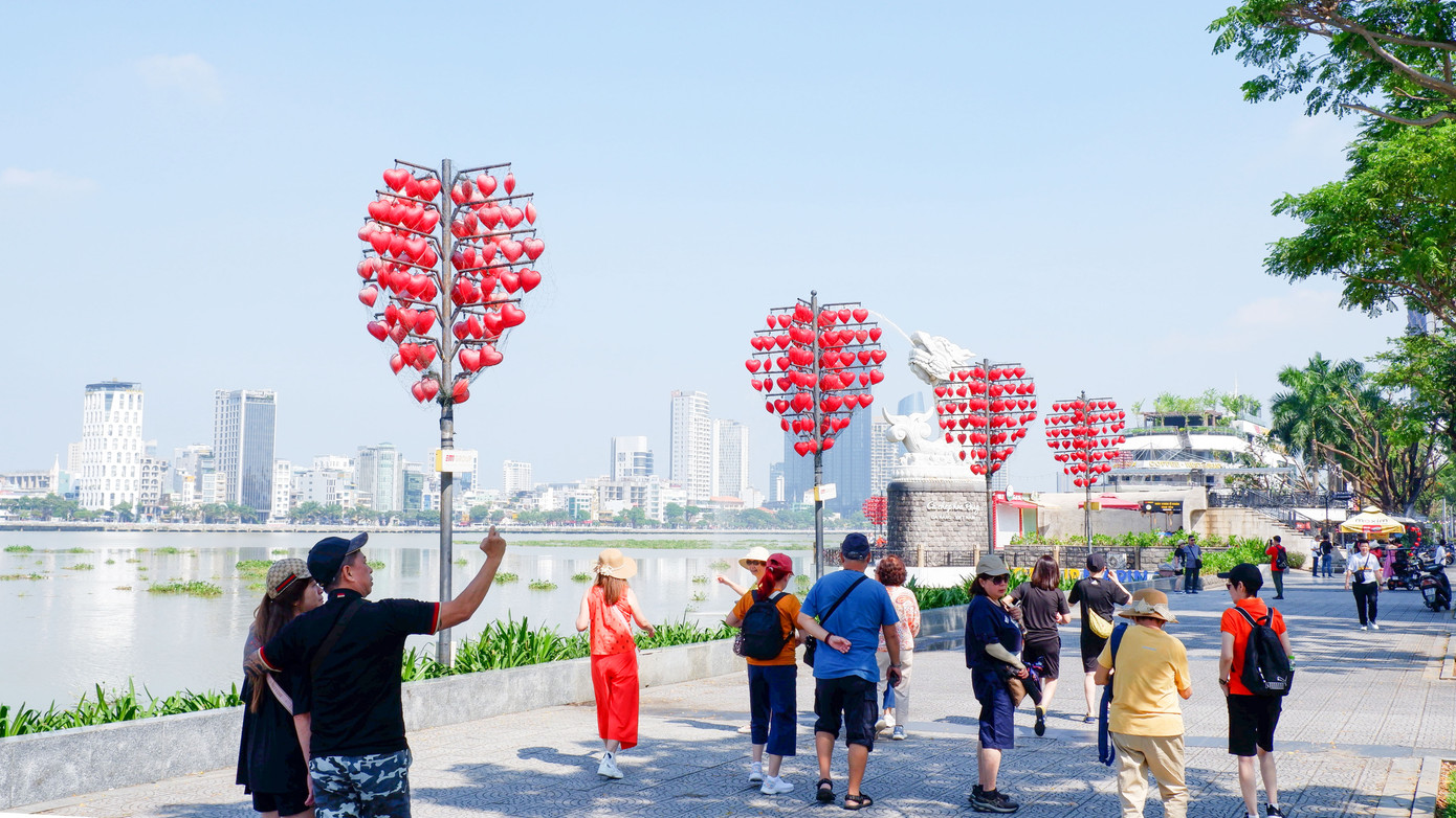 Du khách thích thú với cảnh sông Hàn lững lờ lục bình trôi. Du khách thích thú với cảnh sông Hàn lững lờ lục bình trôi.