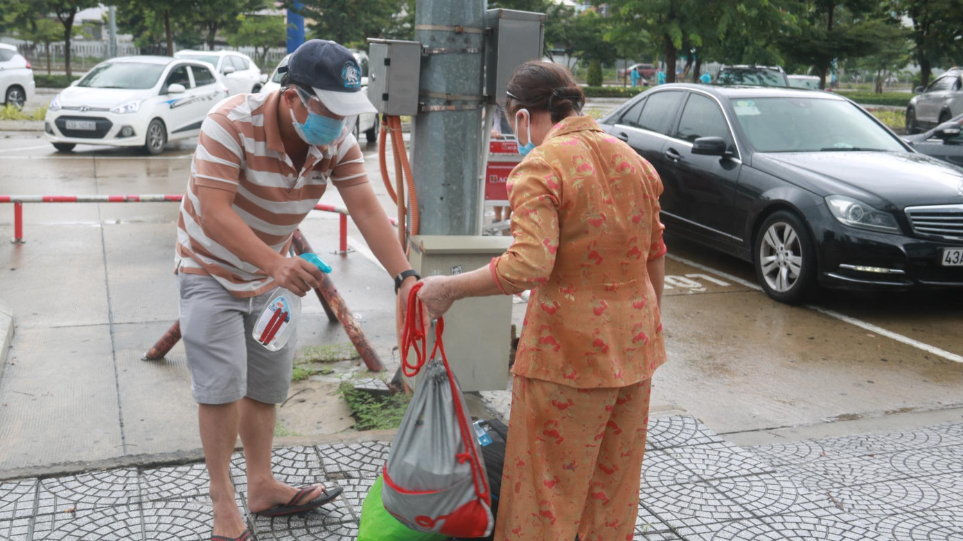 Người dân tự khử khuẩn hành lý trước khi lên xe về nhà tự cách ly và theo dõi sức khoẻ 14 ngày. Người dân tự khử khuẩn hành lý trước khi lên xe về nhà tự cách ly và theo dõi sức khoẻ 14 ngày.