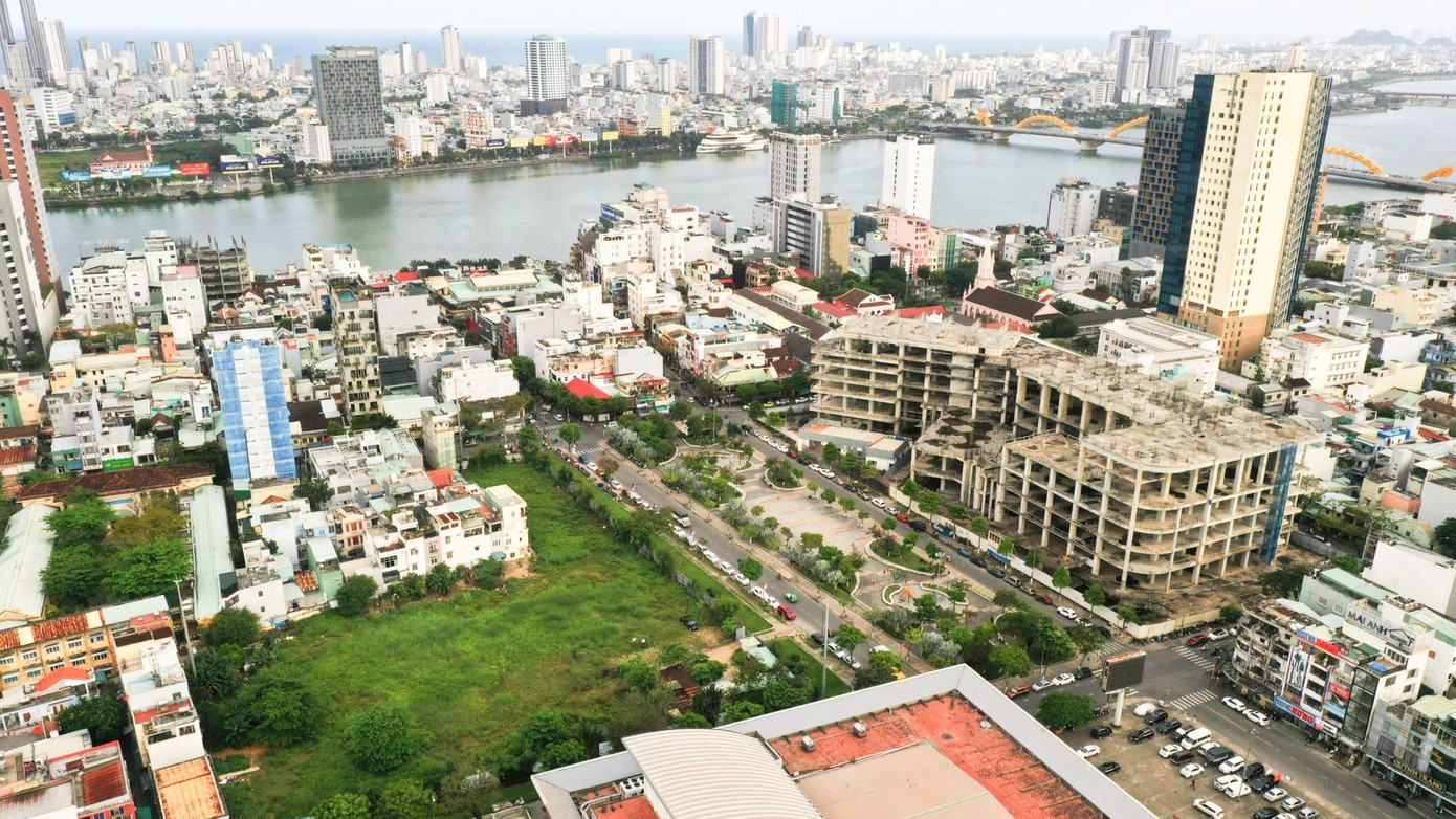 Các dự án bỏ hoang giữa trung tâm Đà Nẵng hơn thập kỷ qua. Ảnh: Nguyễn Thành