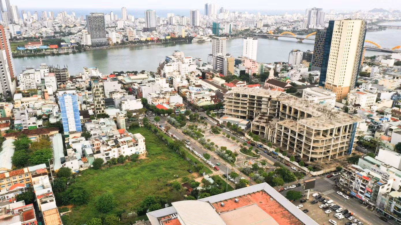 Các dự án bỏ hoang giữa trung tâm Đà Nẵng hơn thập kỷ qua. Ảnh: Nguyễn Thành