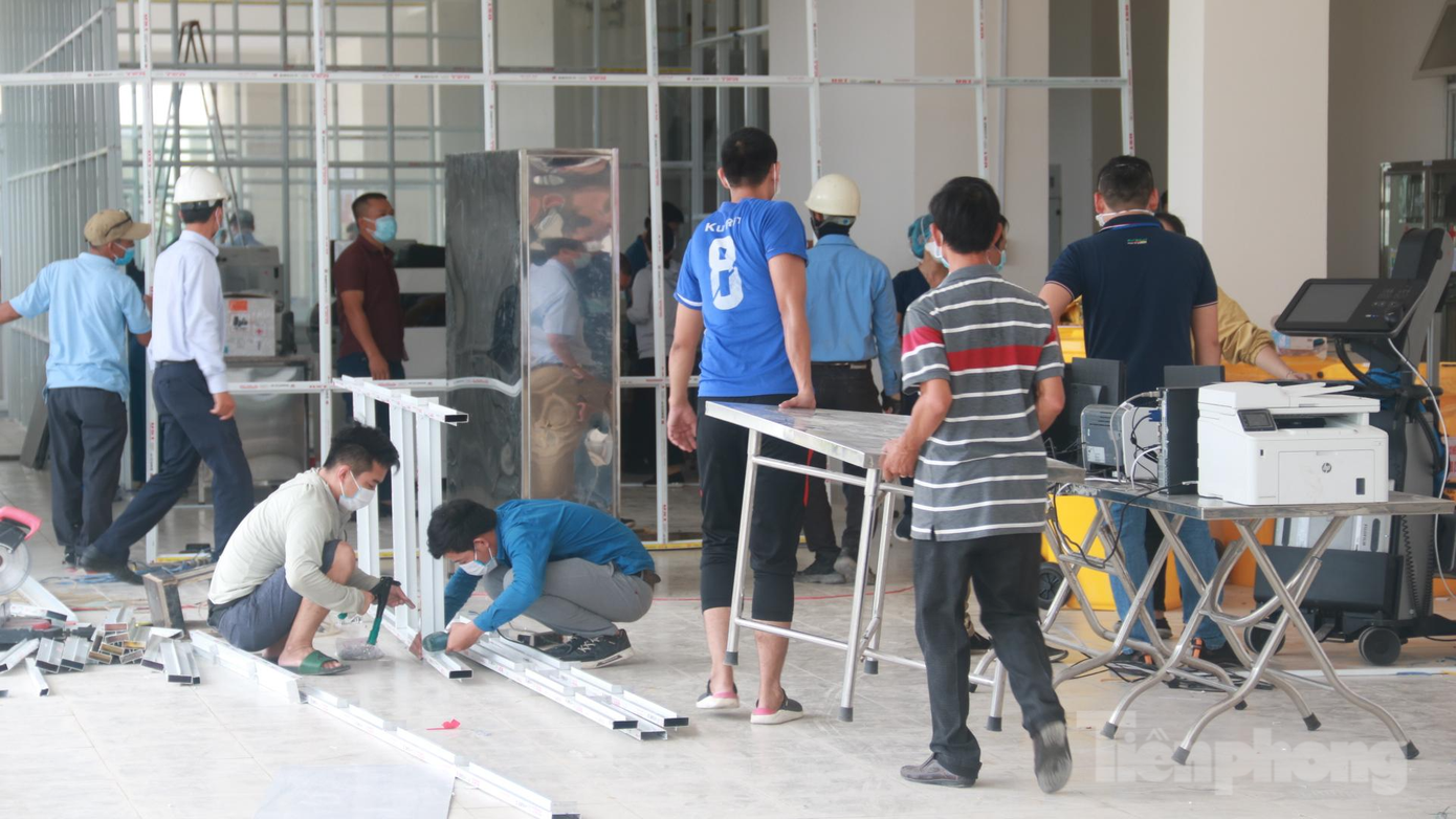 Sáng ngày 22/7, việc thi công lắp ráp các buồng, phòng chức năng ở tầng 1 của dãy nhà được tiến hành rất khẩn trương. Ảnh: Nguyễn Thành Sáng ngày 22/7, việc thi công lắp ráp các buồng, phòng chức năng ở tầng 1 của dãy nhà được tiến hành rất khẩn trương. Ảnh: Nguyễn Thành
