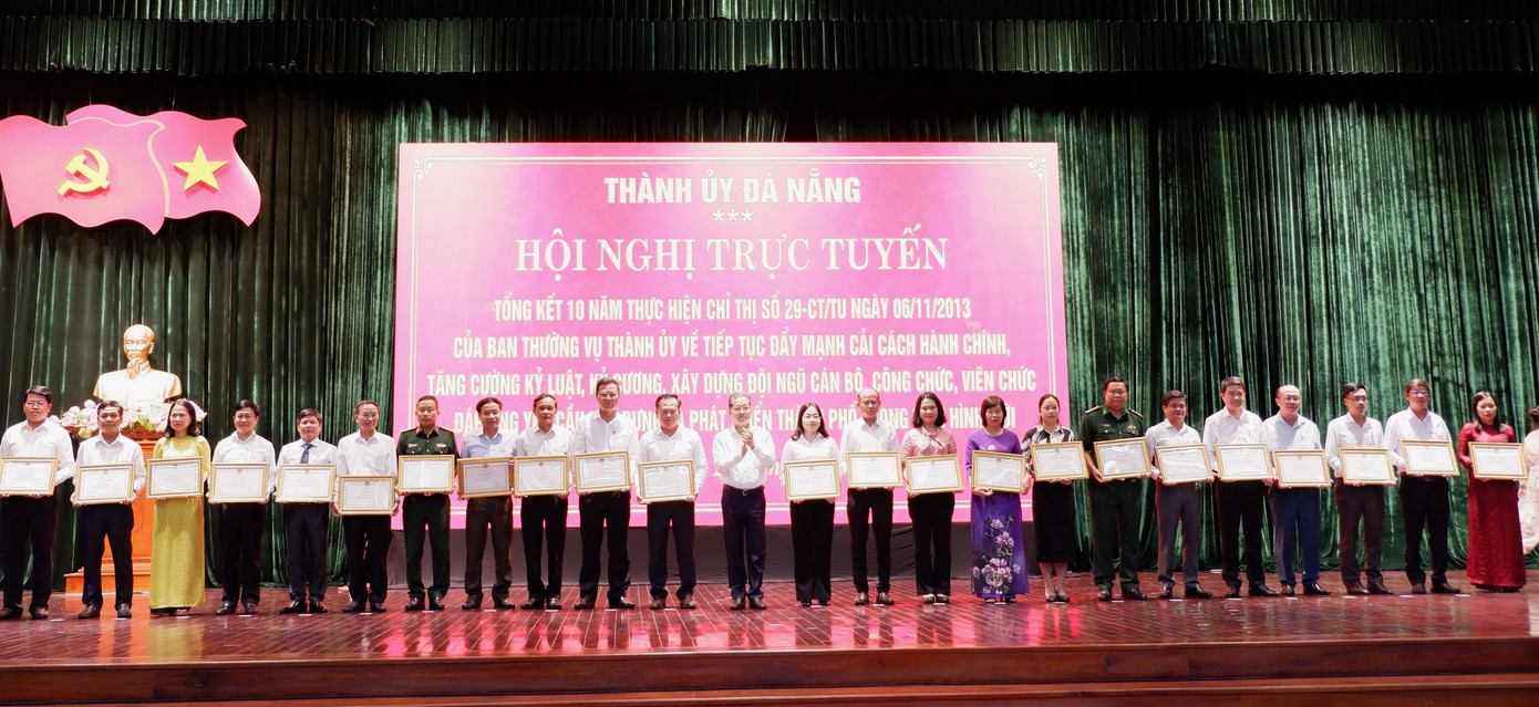 Khen thưởng cho các cơ quan đơn vị trong thực hiện cải cách thủ tục hành chính. Khen thưởng cho các cơ quan đơn vị trong thực hiện cải cách thủ tục hành chính.