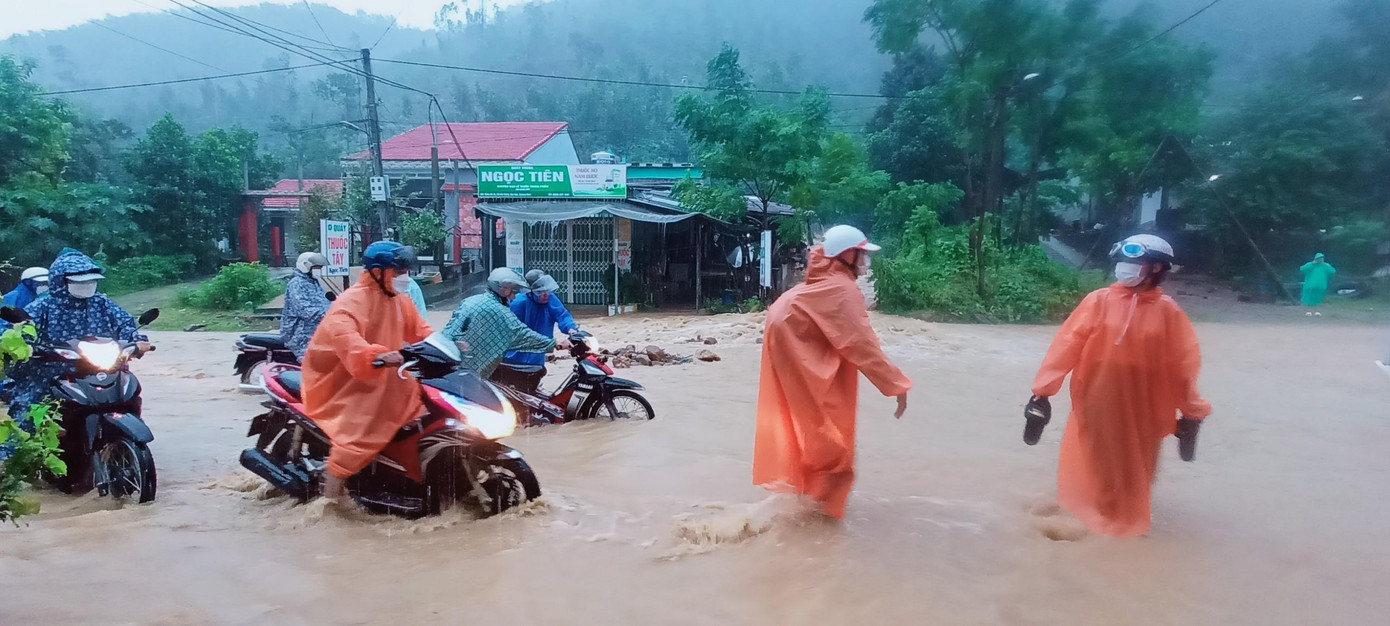 Từ chiều ngày 9 đến sáng nay 10/10 trên địa bàn tỉnh Quảng Nam có mưa lớn, đã khiến tuyến Quốc lộ 14B qua thôn Hà Vy, xã Đại Hồng (Đại Lộc) bị sạt lở nghiêm trọng.