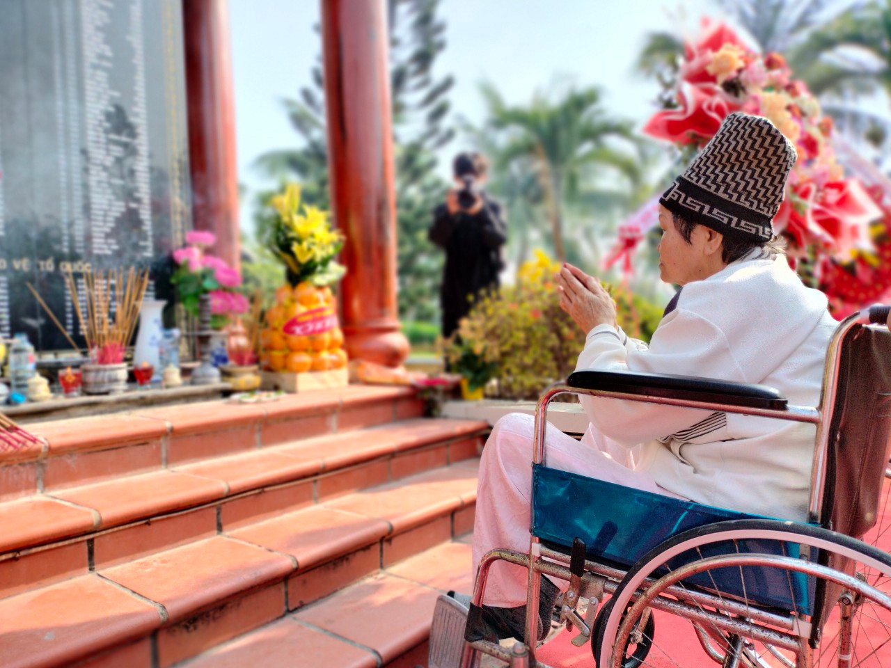 Mẹ Lan chắp tay khấn con trai và đồng đội. "Con trai ngã xuống vì Gạc Ma, vì Trường Sa thân yêu mẹ rất tự hào. Tròn 35 năm nhưng nỗi nhớ thương con mẹ chưa bao giờ nguôi. Chỉ mong một ngày thân xác con được về với quê nhà để mẹ an lòng trước khi nhắm mắt", mẹ Lan xúc động.