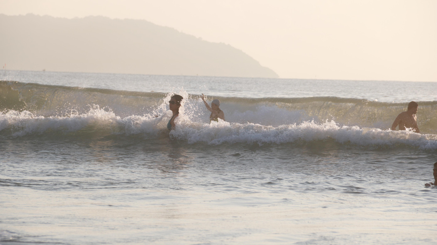 Đắm mình, tận hưởng làn nước mát sau chuỗi ngày dài cấm tắm biển.