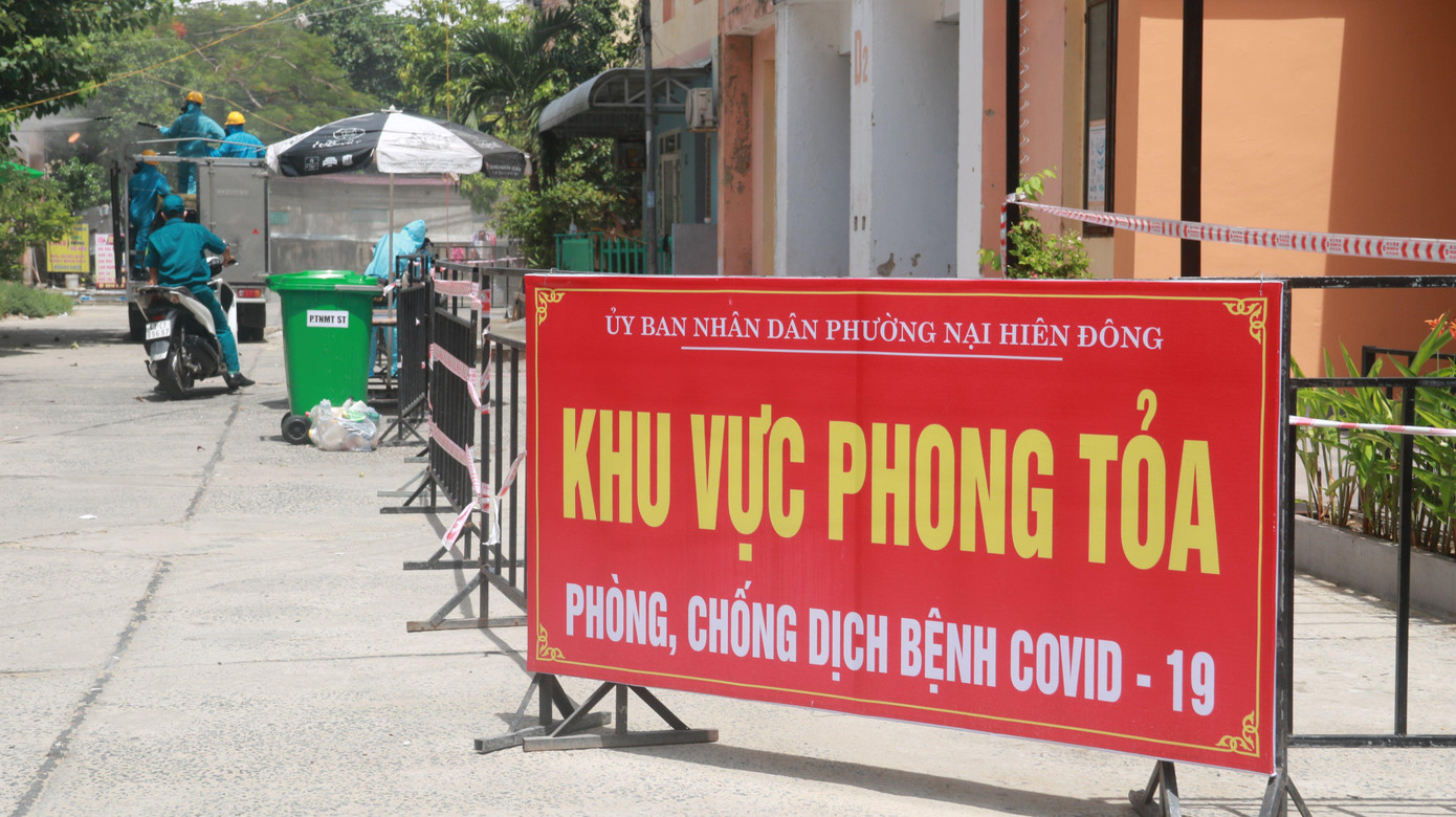 Phun khử khuẩn xung quanh khu chung cư trên đường Dương Vân Nga đã được phong toả, cấm người dân ra, vào.