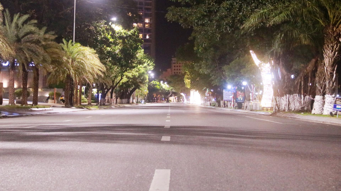 Đường Bạch Đăng ven sông Hàn sau giờ khắc cách ly xã hội vắng tanh. Đường Bạch Đăng ven sông Hàn sau giờ khắc cách ly xã hội vắng tanh.