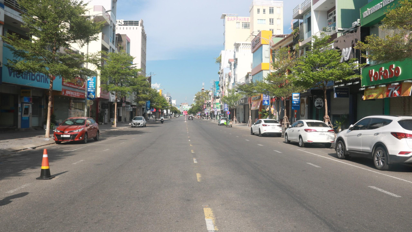 Sau 9h 26/8, đường phố Đà Nẵng vắng vẻ trở lại.