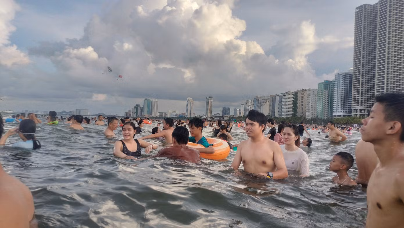 Hàng ngàn người cùng tắm ở bãi tắm số 2, bãi biển Mỹ Khê. Hàng ngàn người cùng tắm ở bãi tắm số 2, bãi biển Mỹ Khê.