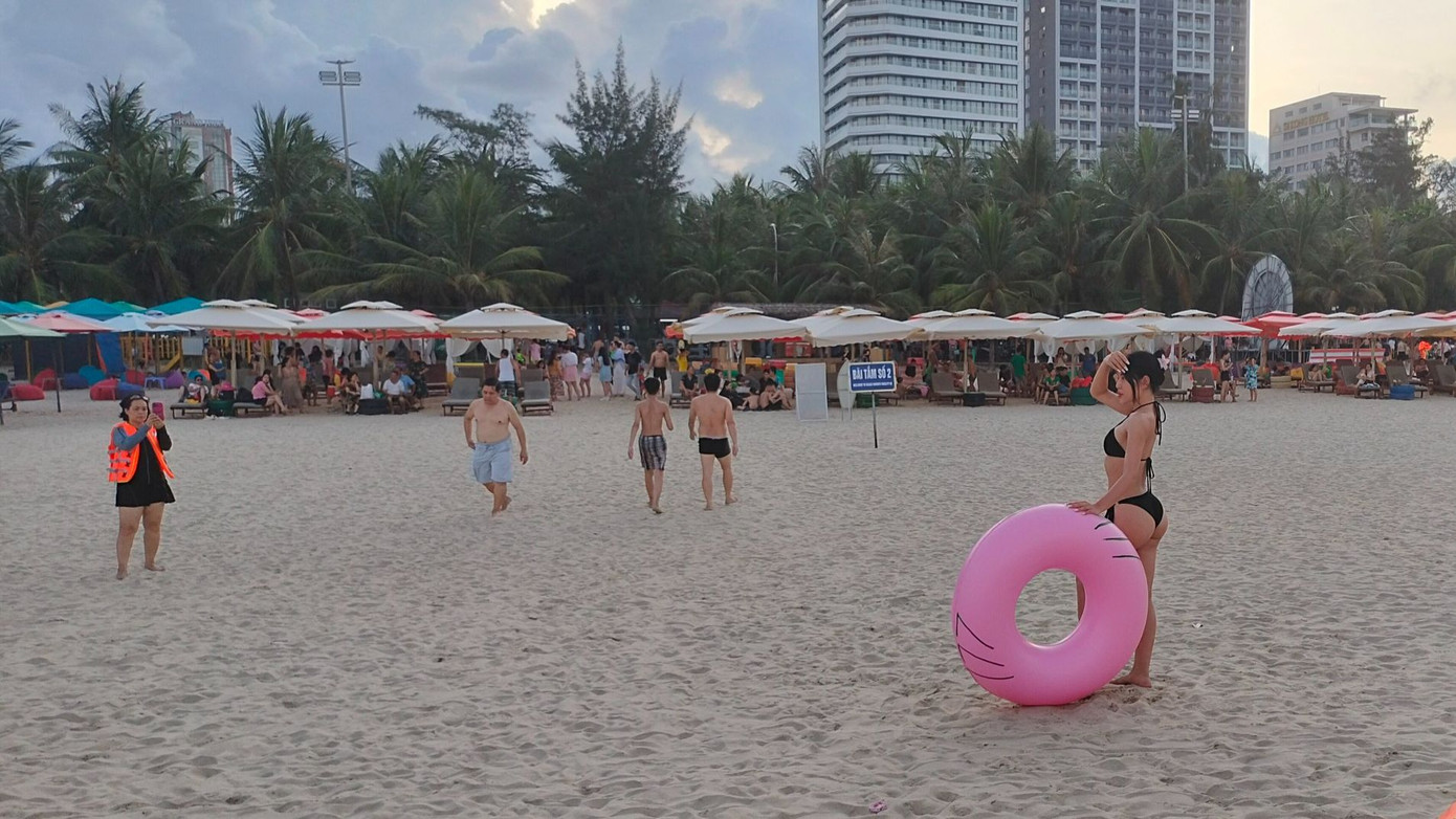 Bãi biển sạch đẹp, thân thiện và an toàn, du khách thỏa thích thả dáng, lưu lại kỷ niệm đẹp. Bãi biển sạch đẹp, thân thiện và an toàn, du khách thỏa thích thả dáng, lưu lại kỷ niệm đẹp.