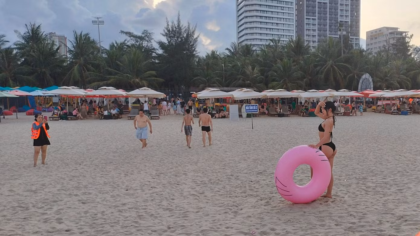 Bãi biển sạch đẹp, thân thiện và an toàn, du khách thỏa thích thả dáng, lưu lại kỷ niệm đẹp. Bãi biển sạch đẹp, thân thiện và an toàn, du khách thỏa thích thả dáng, lưu lại kỷ niệm đẹp.