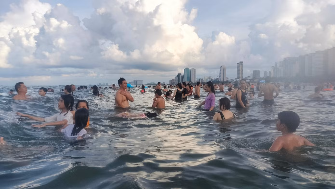 Nhảy sóng, bơi lặn thỏa thích trên biển Đà Nẵng trong ánh bình minh và hoàng hôn là trải nghiệm khó quên cho du khách. Nhảy sóng, bơi lặn thỏa thích trên biển Đà Nẵng trong ánh bình minh và hoàng hôn là trải nghiệm khó quên cho du khách.