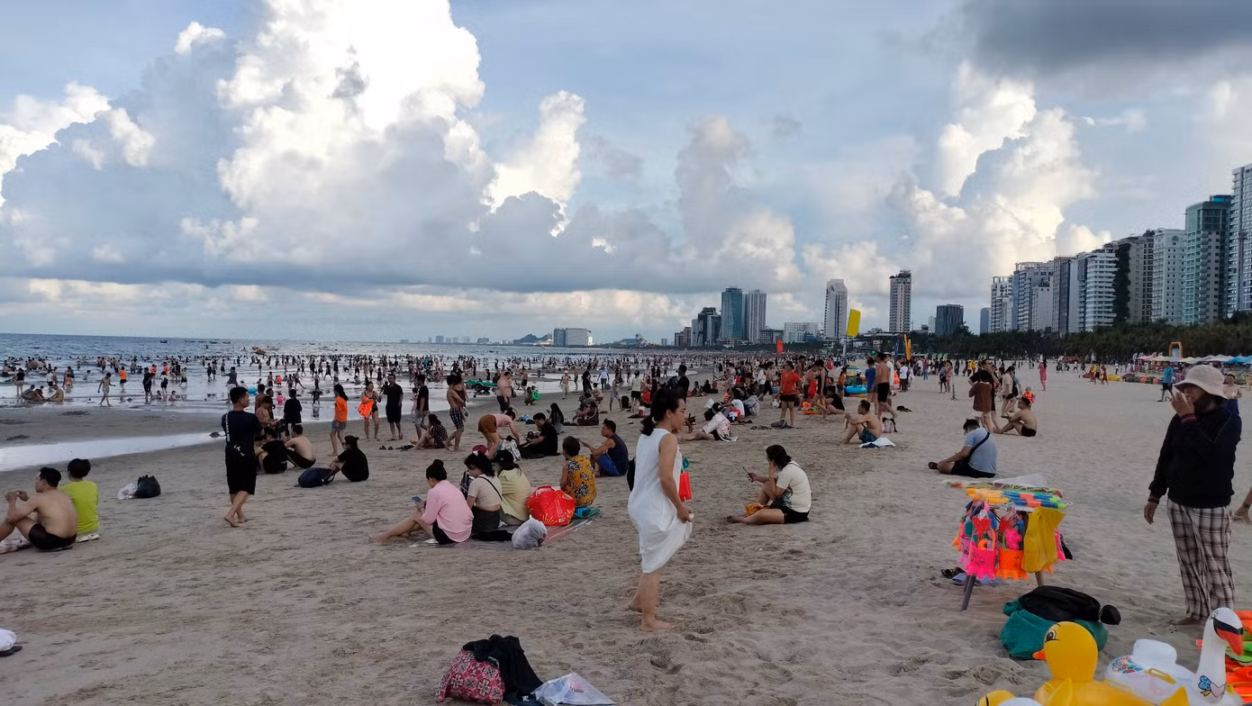 Biển Đà Nẵng những ngày trước và sau Lễ hội pháo hoa quốc tế DIFF 2024 diễn ra luôn đông kín người vào mỗi buổi sáng sớm và chiều muộn. Theo ghi nhận, trong 2 ngày cuối tuần, có hàng trăm ngàn lượt người dân và du khách kéo nhau ra biển Đà Nẵng để tắm mát, nghỉ dưỡng. Biển Đà Nẵng những ngày trước và sau Lễ hội pháo hoa quốc tế DIFF 2024 diễn ra luôn đông kín người vào mỗi buổi sáng sớm và chiều muộn. Theo ghi nhận, trong 2 ngày cuối tuần, có hàng trăm ngàn lượt người dân và du khách kéo nhau ra biển Đà Nẵng để tắm mát, nghỉ dưỡng.