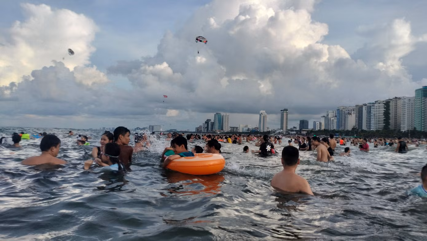 Nhảy sóng, bơi lặn thỏa thích trên biển Đà Nẵng trong ánh bình minh và hoàng hôn là trải nghiệm khó quên cho du khách. Nhảy sóng, bơi lặn thỏa thích trên biển Đà Nẵng trong ánh bình minh và hoàng hôn là trải nghiệm khó quên cho du khách.
