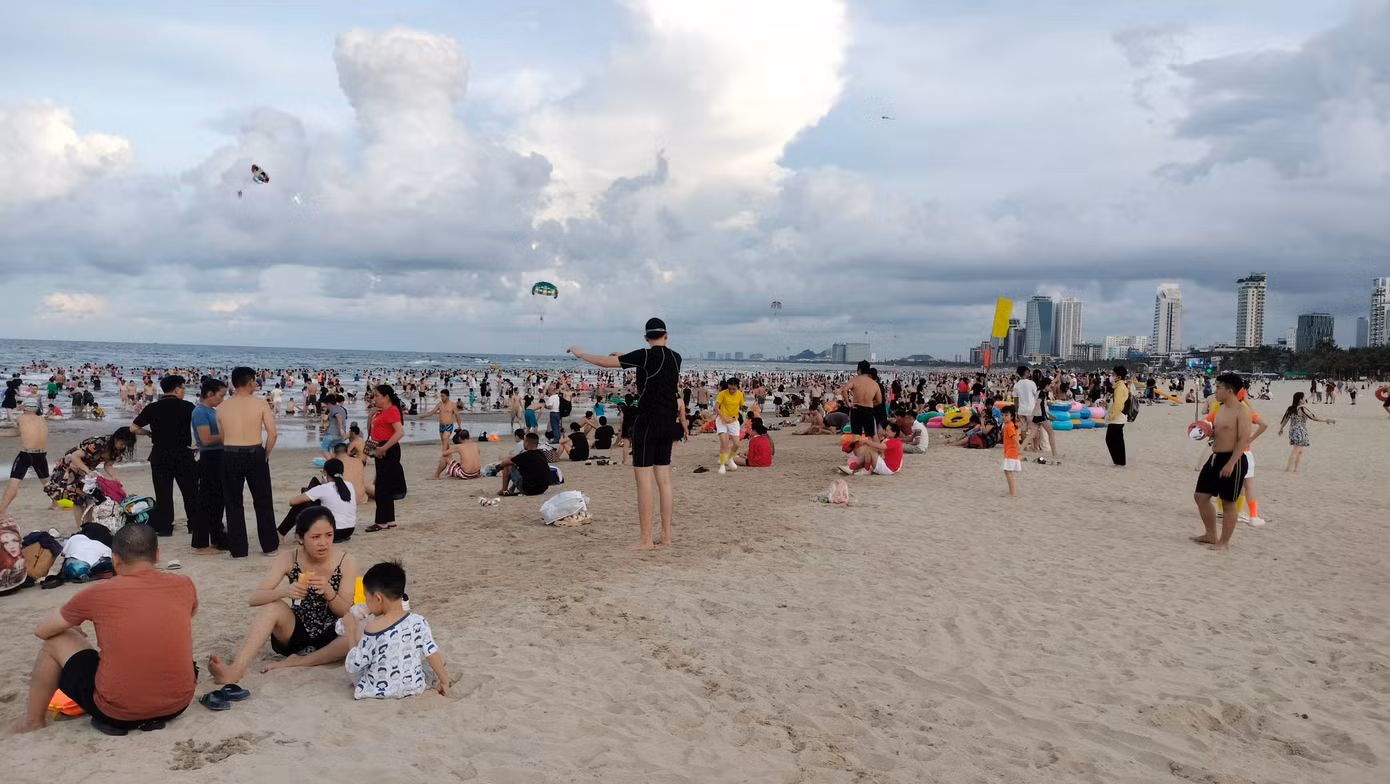Bãi tắm số 1, 2, 3 ở biển Mỹ Khê luôn trong tình trạng chật kín người tắm vào mỗi buổi sáng sớm và chiều muộn. Bãi tắm số 1, 2, 3 ở biển Mỹ Khê luôn trong tình trạng chật kín người tắm vào mỗi buổi sáng sớm và chiều muộn.