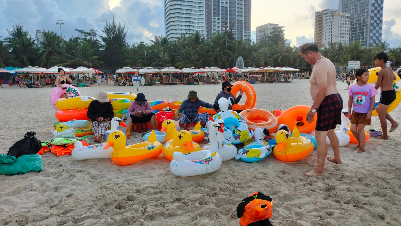 Dịch vụ cho thuê phao tắm trên bãi biển Mỹ Khê đắt khách từ sáng sớm. Dịch vụ cho thuê phao tắm trên bãi biển Mỹ Khê đắt khách từ sáng sớm.