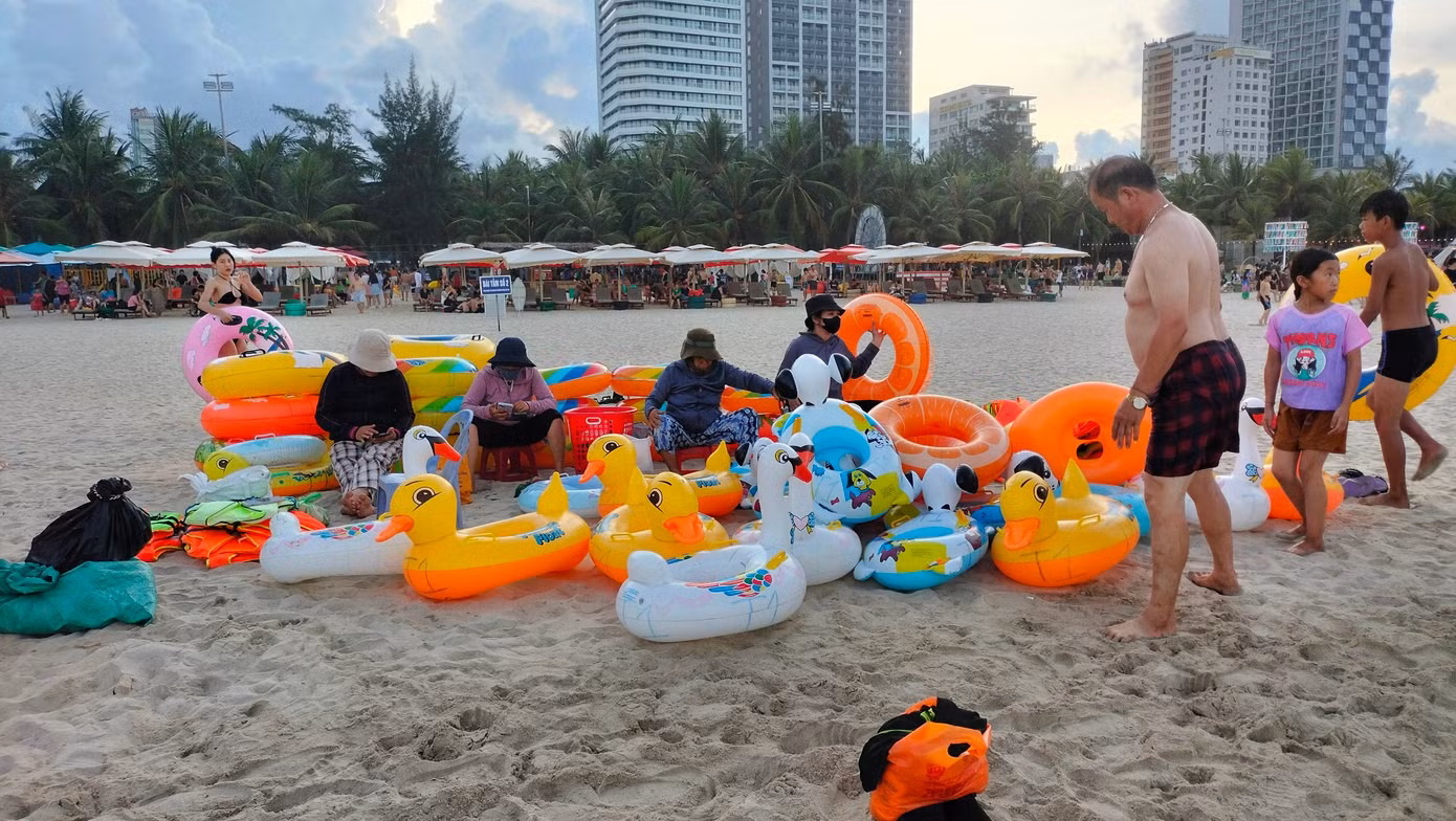 Dịch vụ cho thuê phao tắm trên bãi biển Mỹ Khê đắt khách từ sáng sớm. Dịch vụ cho thuê phao tắm trên bãi biển Mỹ Khê đắt khách từ sáng sớm.