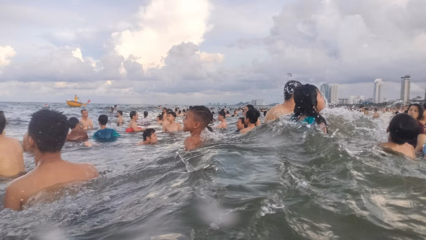 Nhảy sóng, bơi lặn thỏa thích trên biển Đà Nẵng trong ánh bình minh và hoàng hôn là trải nghiệm khó quên cho du khách. Nhảy sóng, bơi lặn thỏa thích trên biển Đà Nẵng trong ánh bình minh và hoàng hôn là trải nghiệm khó quên cho du khách.