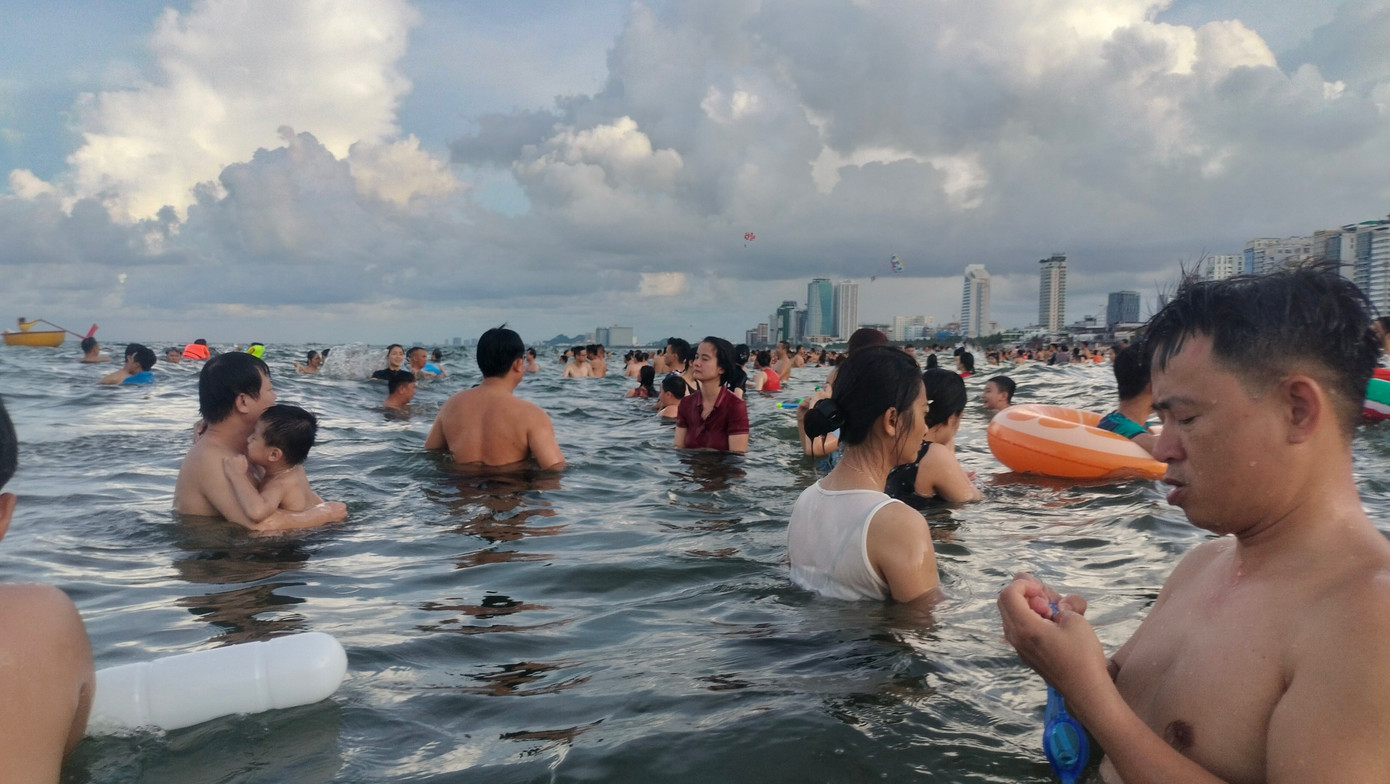 Ngâm mình trong làn nước mát lành trong biển sớm là trải nghiệm khó quên khi đến Đà Nẵng. Ngâm mình trong làn nước mát lành trong biển sớm là trải nghiệm khó quên khi đến Đà Nẵng.