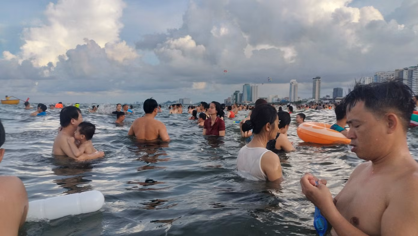 Ngâm mình trong làn nước mát lành trong biển sớm là trải nghiệm khó quên khi đến Đà Nẵng. Ngâm mình trong làn nước mát lành trong biển sớm là trải nghiệm khó quên khi đến Đà Nẵng.