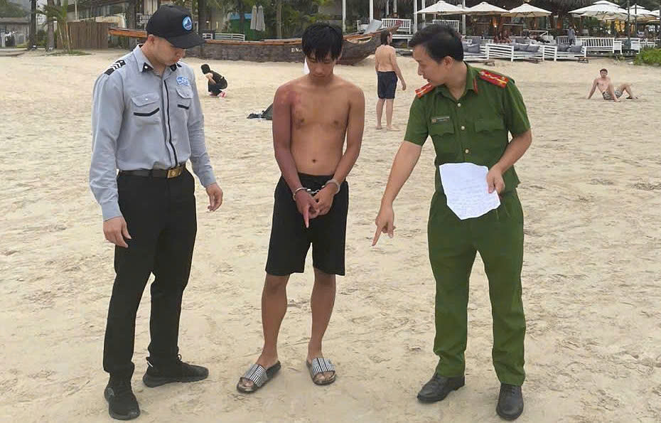 Công an và lực lượng quản lý trật tự du lịch trên bãi biển Đà Nẵng bắt giữ đối tượng Việt.