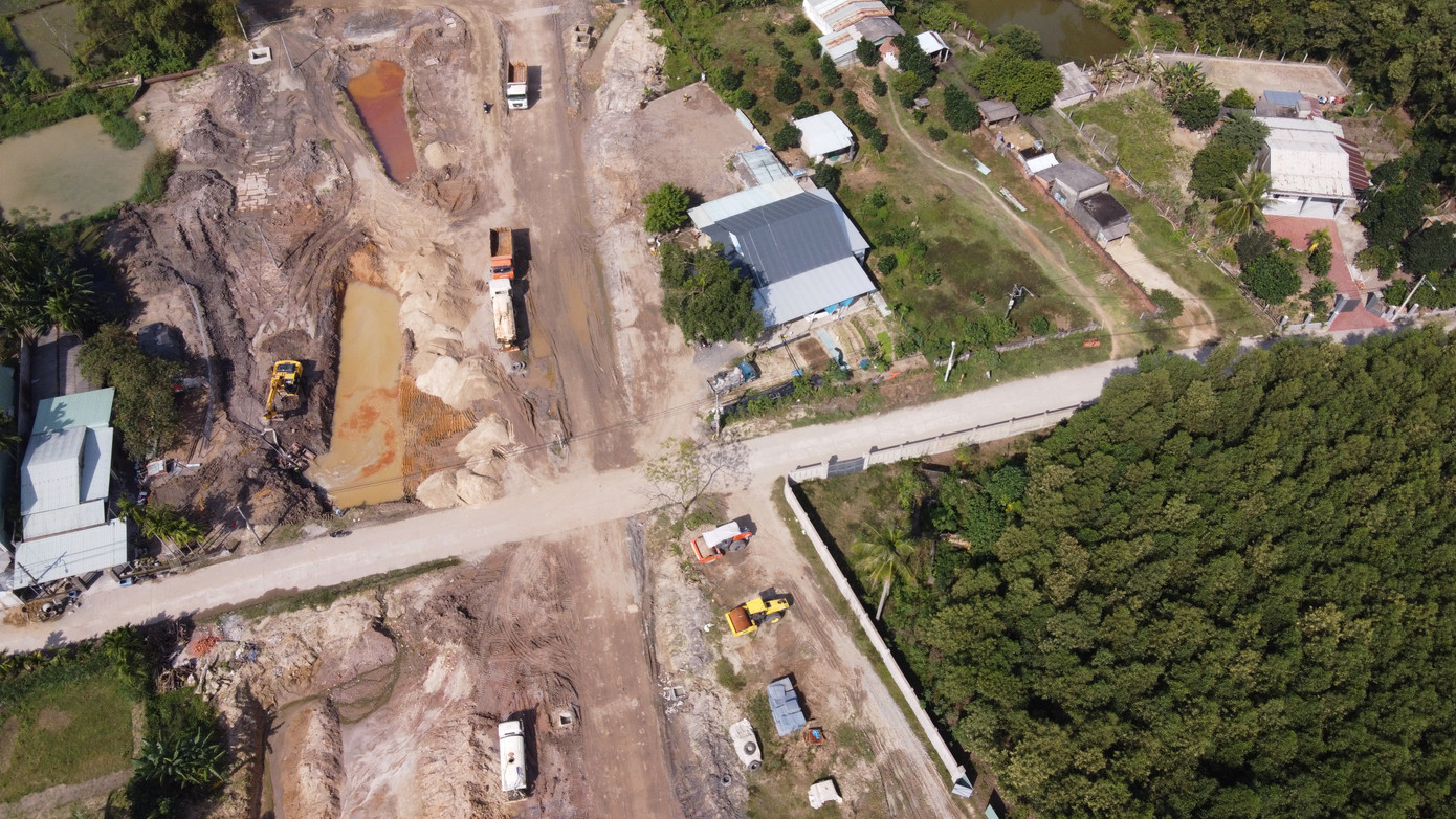 Một nút giao thông giao trên tuyến đường vành đai phía tây tại địa phận xã Hòa Khương (huyện Hòa Vang) vẫn còn còn ngổn ngang. Giai đoạn từ năm 2022 đến nay, mặc dù không còn vướng mắc lớn về giải phóng mặt bằng nhưng tiến độ thi công của nhà thầu vẫn không đáp ứng yêu cầu của dự án. Một nút giao thông giao trên tuyến đường vành đai phía tây tại địa phận xã Hòa Khương (huyện Hòa Vang) vẫn còn còn ngổn ngang. Giai đoạn từ năm 2022 đến nay, mặc dù không còn vướng mắc lớn về giải phóng mặt bằng nhưng tiến độ thi công của nhà thầu vẫn không đáp ứng yêu cầu của dự án.