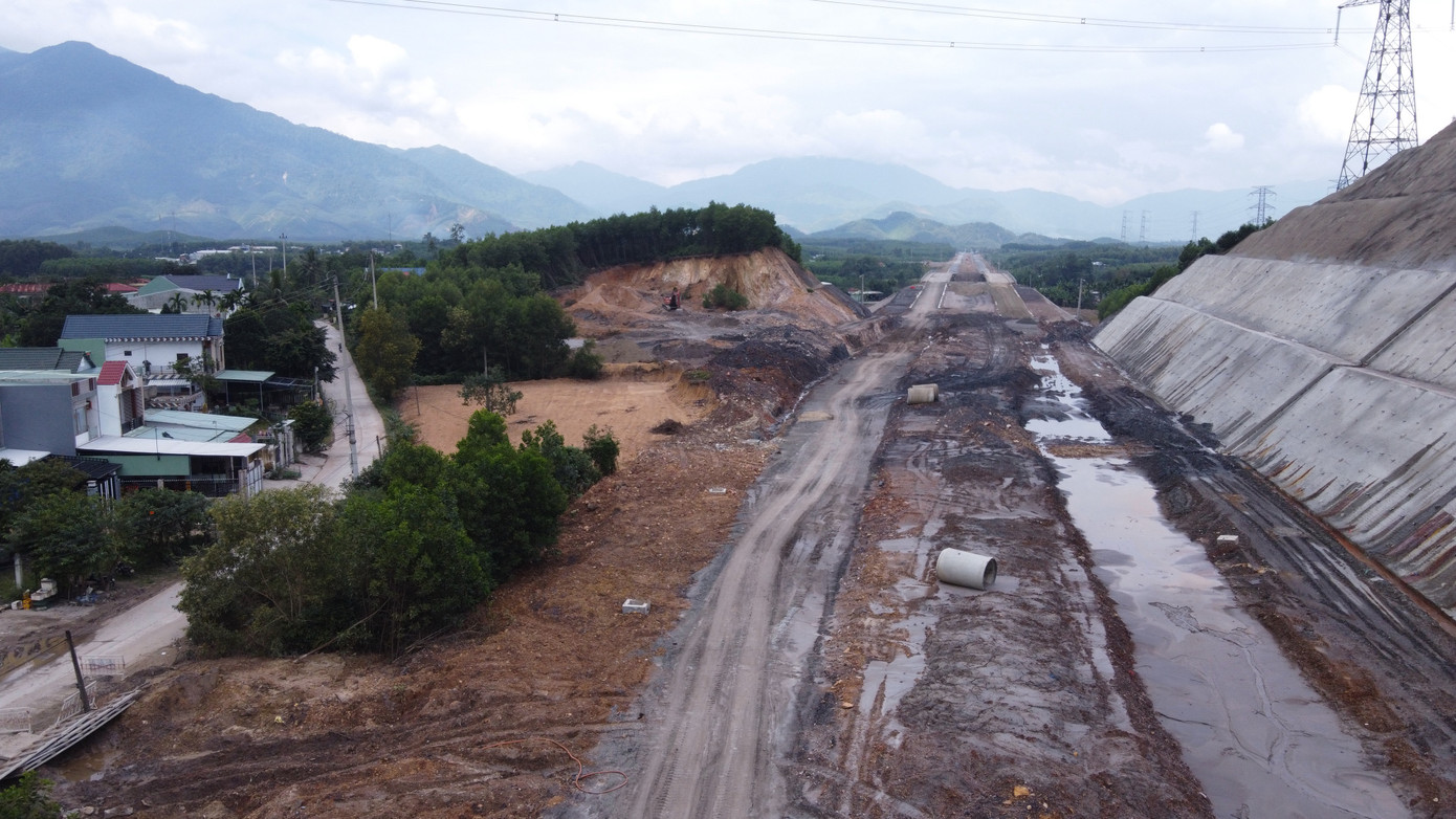 Công trình do liên danh Tổng Công ty Xây dựng Trường Sơn - Tổng Công ty Xây dựng công trình giao thông 1 (Cienco 1) thi công đi qua 5 xã của huyện Hòa Vang (TP. Đà Nẵng), gồm: Hòa Khương, Hòa Phong, Hòa Phú, Hòa Ninh, Hòa Liên. Theo kế hoạch ban đầu, dự án sẽ hoàn thành trong năm 2020. Tuy nhiên, vì nhiều lý do, dự án trọng điểm của Đà Nẵng đến nay vẫn còn dang dở. Công trình do liên danh Tổng Công ty Xây dựng Trường Sơn - Tổng Công ty Xây dựng công trình giao thông 1 (Cienco 1) thi công đi qua 5 xã của huyện Hòa Vang (TP. Đà Nẵng), gồm: Hòa Khương, Hòa Phong, Hòa Phú, Hòa Ninh, Hòa Liên. Theo kế hoạch ban đầu, dự án sẽ hoàn thành trong năm 2020. Tuy nhiên, vì nhiều lý do, dự án trọng điểm của Đà Nẵng đến nay vẫn còn dang dở.