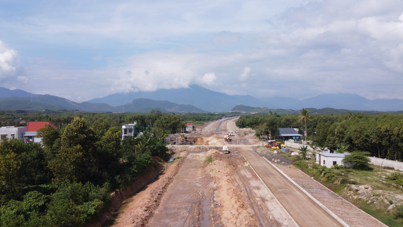 Dự án đường vành đai phía tây Đà Nẵng đoạn từ quốc lộ 14B đến đường Hồ Chí Minh (giai đoạn 1) có chiều dài hơn 19km, khởi công vào tháng 10/2018. Dự án do BQL Dự án đầu tư xây dựng các công trình giao thông Đà Nẵng làm chủ đầu tư. Đây là một trong những dự án trọng điểm, chậm tiến độ kéo dài của Đà Nẵng được người dân thành phố quan tâm. (Ảnh: Nguyễn Thành) Dự án đường vành đai phía tây Đà Nẵng đoạn từ quốc lộ 14B đến đường Hồ Chí Minh (giai đoạn 1) có chiều dài hơn 19km, khởi công vào tháng 10/2018. Dự án do BQL Dự án đầu tư xây dựng các công trình giao thông Đà Nẵng làm chủ đầu tư. Đây là một trong những dự án trọng điểm, chậm tiến độ kéo dài của Đà Nẵng được người dân thành phố quan tâm. (Ảnh: Nguyễn Thành)