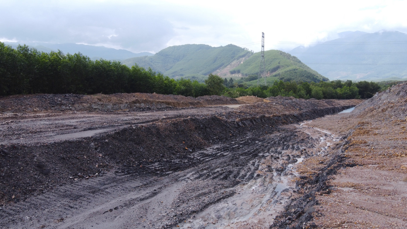 Chậm tiến độ, ngoài nguyên nhân khách quan thì năng lực nhà thầu thi công (Cienco 1) không đáp ứng. Giá bỏ thầu của nhà thầu thấp (giảm 31% giá gói thầu), tình hình biến động giá cả vật tư, nhiên liệu khiến nhà thầu khó khăn trong việc huy động vốn, không đủ giải ngân cho các đơn vị cung ứng vật tư, vật liệu, nhân công, dẫn đến chậm trễ trong huy động nguồn lực thi công. Để công trình tiếp tục "chạy", chủ đầu tư phải chuyển giao công việc của nhà thầu Cienco 1 cho đơn vị khác thi công. Chậm tiến độ, ngoài nguyên nhân khách quan thì năng lực nhà thầu thi công (Cienco 1) không đáp ứng. Giá bỏ thầu của nhà thầu thấp (giảm 31% giá gói thầu), tình hình biến động giá cả vật tư, nhiên liệu khiến nhà thầu khó khăn trong việc huy động vốn, không đủ giải ngân cho các đơn vị cung ứng vật tư, vật liệu, nhân công, dẫn đến chậm trễ trong huy động nguồn lực thi công. Để công trình tiếp tục "chạy", chủ đầu tư phải chuyển giao công việc của nhà thầu Cienco 1 cho đơn vị khác thi công.