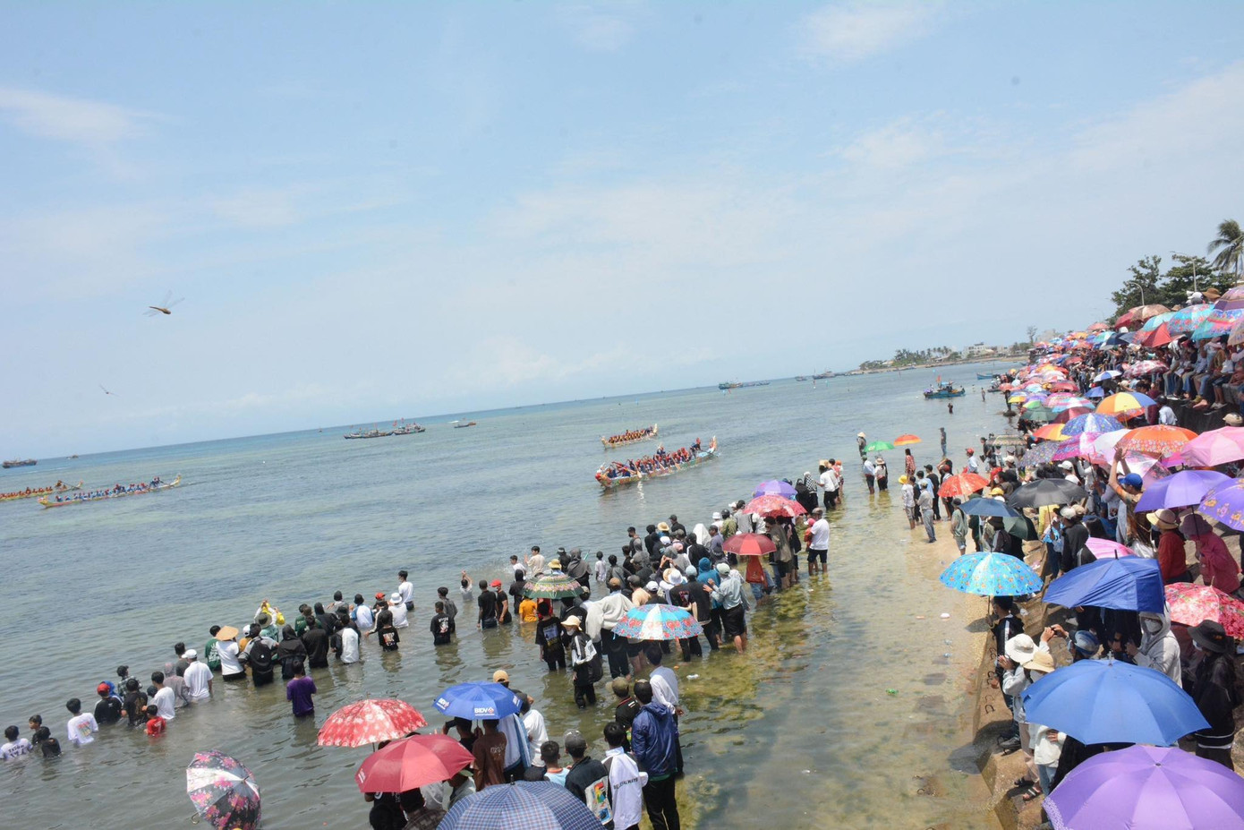 Đua thuyền truyền thống trên biển Lý Sơn trong kỳ nghỉ lễ. Đua thuyền truyền thống trên biển Lý Sơn trong kỳ nghỉ lễ.