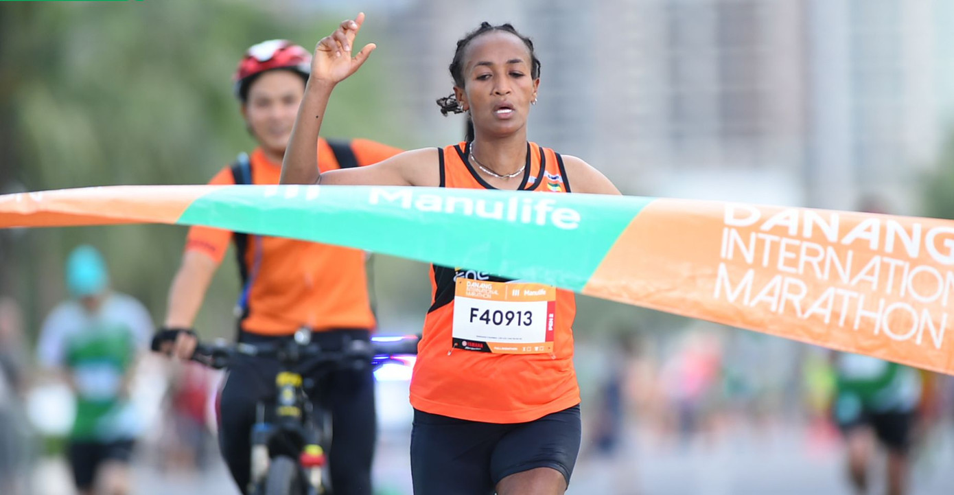 VĐV Birehan Marta Tinsae người Ethiopia giành chức vô địch với thành tích 2:58:26
